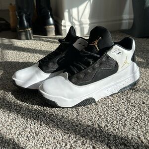 Size 6 Jordan Max Aura 2